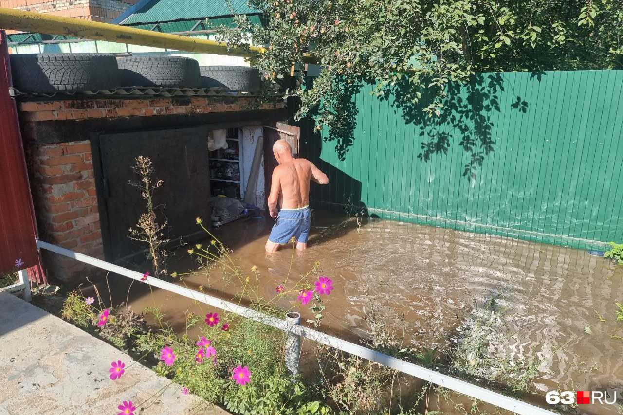 К чему снится прорвало трубу с водой в квартире