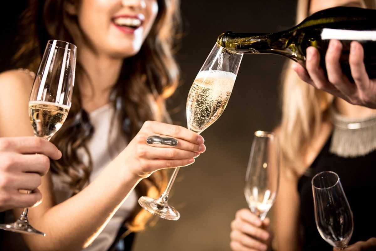 К чему снится шампанское 🍸 — толкования по 29 ❗ популярным сонникам: что означает для мужчины или женщины во сне пить из бокала или бутылки в компании с начальством