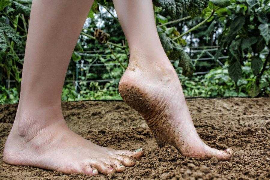 Ходить босиком по асфальту